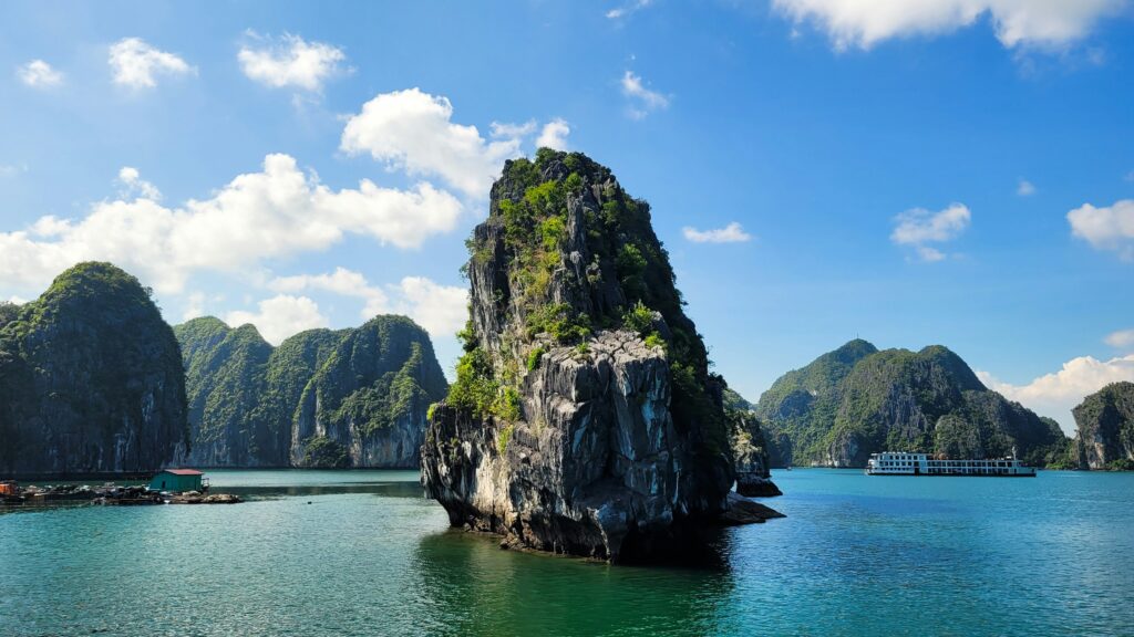 Vietnam travel guide Halong Bay